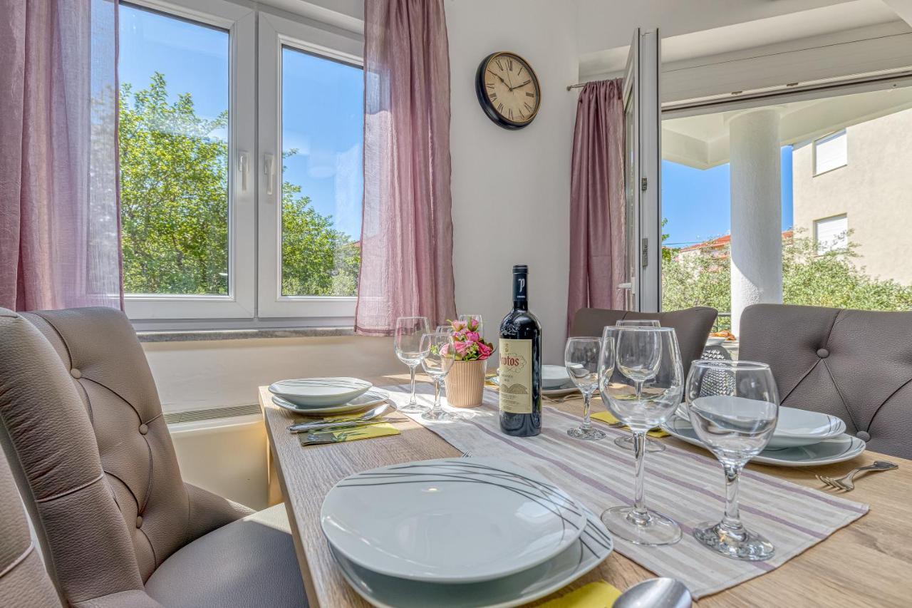 Mihaela Apartma *