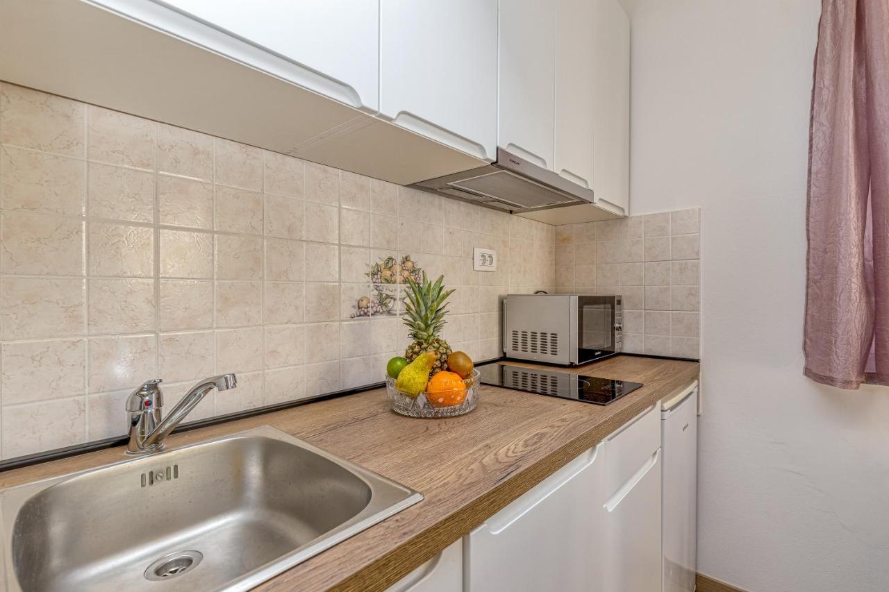 Mihaela Apartma *
