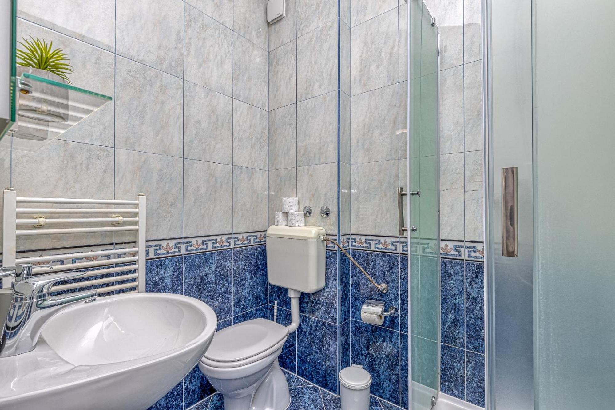 Mihaela Apartma *